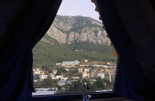 Karaoz Casa | Dağ ve deniz manzaralı, jakuzili üçgen ahşap ev