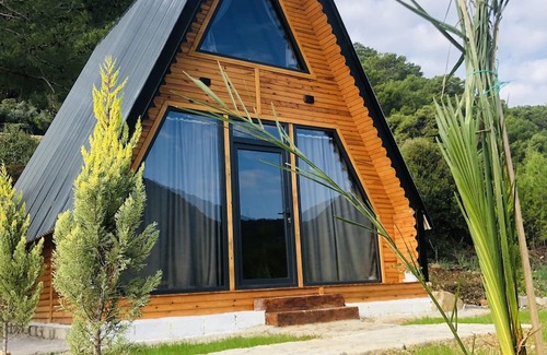 Karaoz Casa | Dağ ve deniz manzaralı, jakuzili üçgen ahşap ev