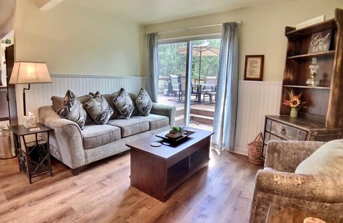Eureka Springs Casa | Farm House at Wisteria Lane, Private, Sleeps 8,