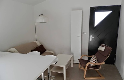 Avignon Cabina | Apartment, free parking and Avignon outdoor courtyard.