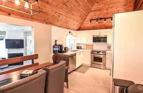 Hamilton Cabaña | Cozy beach escape from the city! Enjoy a sandy beach retreat on Lake Erie!
