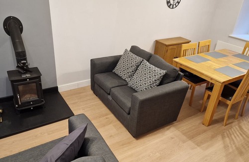Rhiwbryfdir Cabaña | Comfortable Mountain-View Cottage