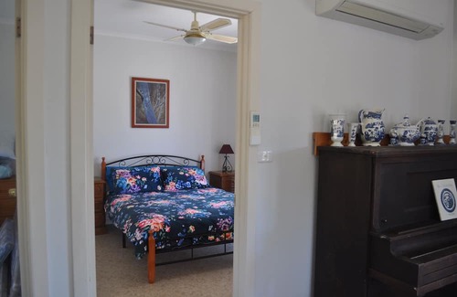 Island Beach Cabaña | Nan's Cottage In bush setting 2 min from beach.
