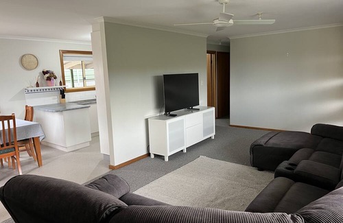 Port Lincoln Casa | Family, Pet Friendly House in central location with enclosed yard.