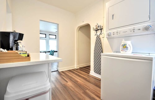 Bellevue Apartamento | 10 minutes to the city! Great, safe location w/ full kitchen and pet friendly!