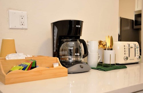 Bellevue Apartamento | 10 minutes to the city! Great, safe location w/ full kitchen and pet friendly!