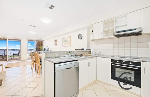 Adelaide Casa | Waterfront home in North Haven!