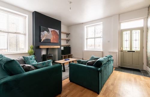 Stubbins Casa | Lovely 2-Bedroom Conveniently Close to Bury & Manchester