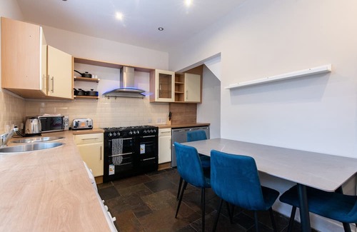 Stubbins Casa | Lovely 2-Bedroom Conveniently Close to Bury & Manchester