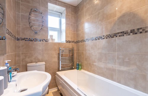 Stubbins Casa | Lovely 2-Bedroom Conveniently Close to Bury & Manchester