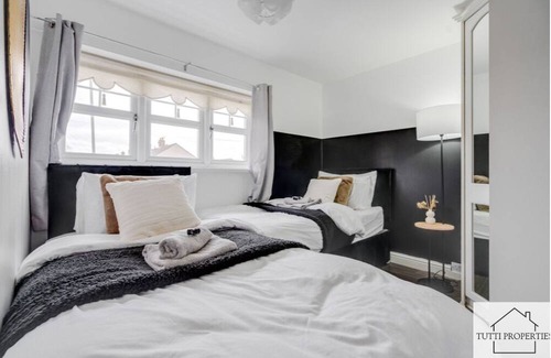 Kirkby Casa | Beautiful Home from Home In Liverpool, Perfect for Families and Contractors.