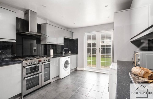 Kirkby Casa | Beautiful Home from Home In Liverpool, Perfect for Families and Contractors.