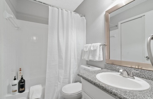 Brentwood Apartamento | Modern Luxe 1B City Skyline View Near Downtown