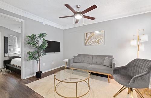 Brentwood Apartamento | Modern Luxe 1B City Skyline View Near Downtown