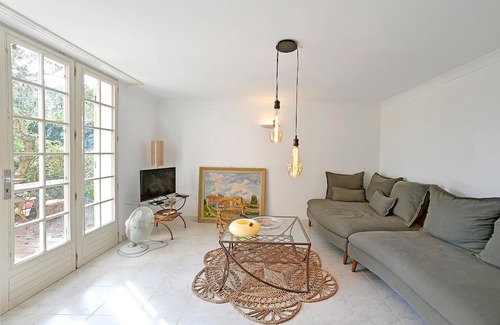 Laval-Pradel Apartamento | Decorative and cozy vacation apartment with communal pool and idyllic garden.