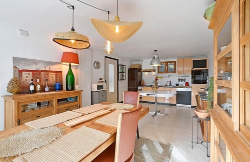 Laval-Pradel Apartamento | Decorative and cozy vacation apartment with communal pool and idyllic garden.