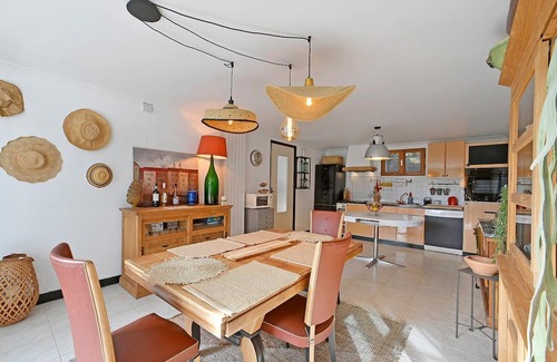 Laval-Pradel Apartamento | Decorative and cozy vacation apartment with communal pool and idyllic garden.