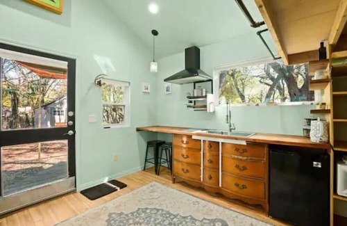 East Congress Casa | Cute St. Elmo Home-Modern Oasis