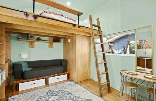 East Congress Casa | Cute St. Elmo Home-Modern Oasis
