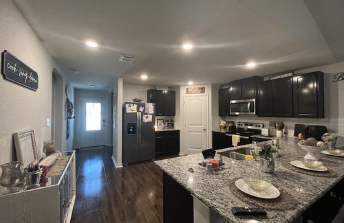 Medina Valley Casa | SA-staycation: you’re home away from home. 10- 15minutes from LAB and Sea World