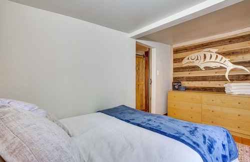 Lime Kiln Cabina | Arlington Creekside Cabin w/ Hot Tub & Fire Pit!