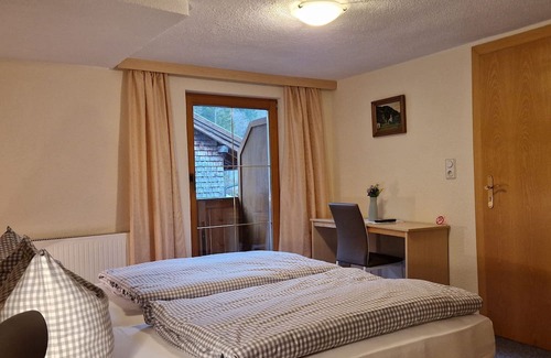 Tannheim Cabaña | Doppelzimmer 8 - Gasthaus Pension Bergheim