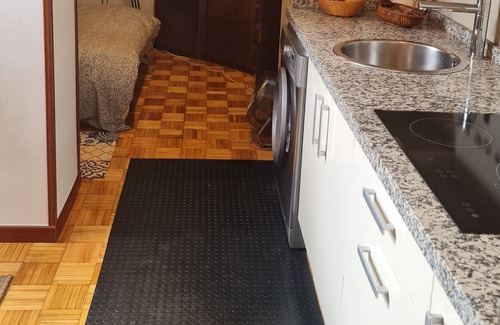 San Lázaro y Otero Apartamento | Pequeño Apartamento con Wifi Lado Palacio Deportes. Próximo Salidas Autopista