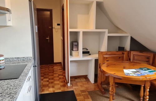 San Lázaro y Otero Apartamento | Pequeño Apartamento con Wifi Lado Palacio Deportes. Próximo Salidas Autopista
