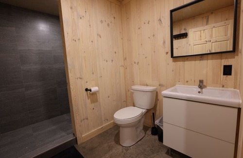 Sainte-Seraphine Cabina | Le Lodge Vous Offre une Expérience Paisible et Immersive en Zone Agricole