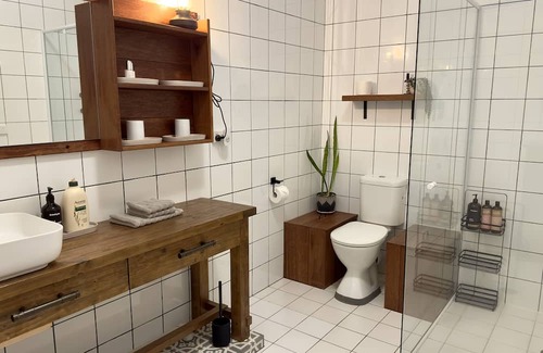 Fernmount Apartamento | Stylish Hilltop Escape, Full Mountain Views