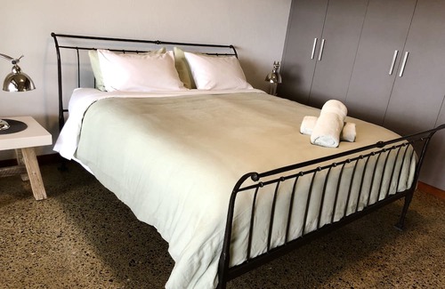 Fernmount Apartamento | Stylish Hilltop Escape, Full Mountain Views