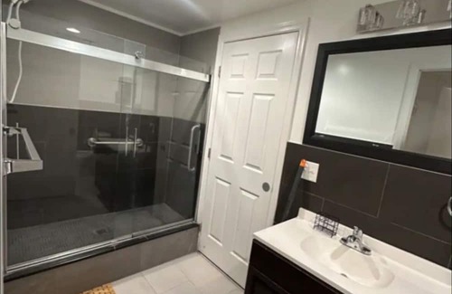 McGinley Square Casa | V2 please contact host before booking! This is private room, not entire place