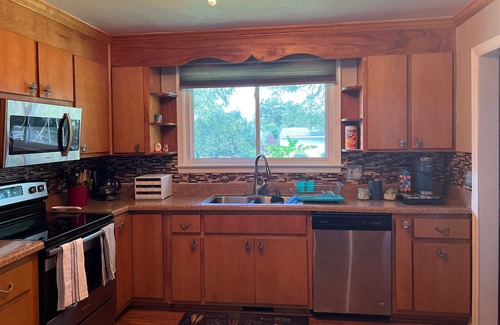Colonial Heights Casa | Cozy ranch in quiet neighborhood, with close proximity to mall and restaurants!