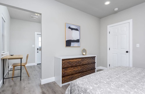 Camp Hill Apartamento | NEW Modern Downtown Camp Hill Apartment w FREE parking & Walkable