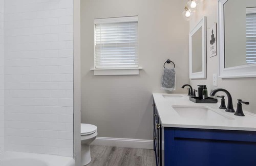 Camp Hill Apartamento | NEW Modern Downtown Camp Hill Apartment w FREE parking & Walkable