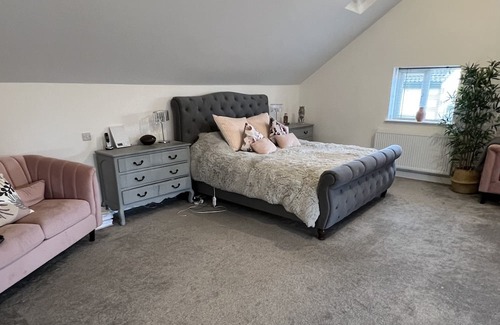 Mosborough Otro | BEAUTIFUL MODERN 5 BEDROOM SPACIOUS FARM HOUSE