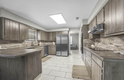 Broadmoor Casa | Large modern cozy spacious home great Location 2min from interstate Private yard