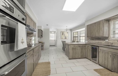 Broadmoor Casa | Large modern cozy spacious home great Location 2min from interstate Private yard