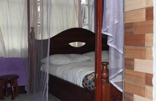 Musanze Cama Y Desayuno | Amahoro Guest House - Single Room With Shower