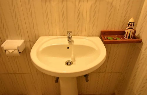 Musanze Cama Y Desayuno | Amahoro Guest House - Single Room With Shower