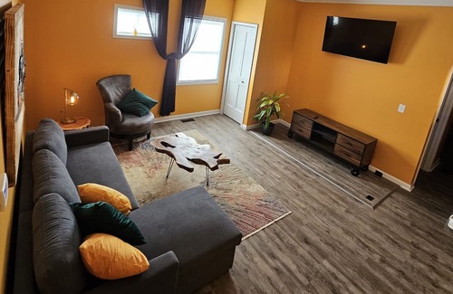 Holly Apartamento | The Caboose - Cozy space, steps from downtown