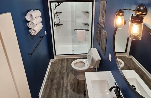 Holly Apartamento | The Caboose - Cozy space, steps from downtown