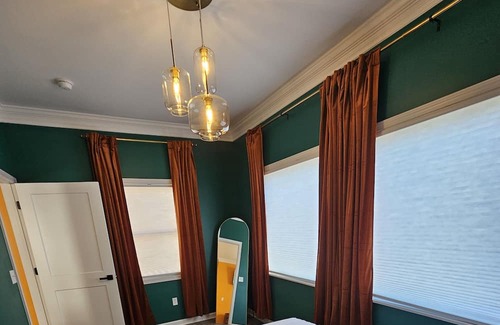 Holly Apartamento | The Caboose - Cozy space, steps from downtown