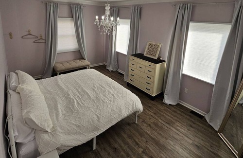 Holly Apartamento | Conductors Quarters - Chic comfort with 100% accessibility