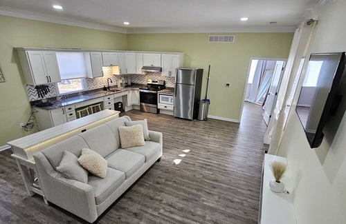 Holly Apartamento | Conductors Quarters - Chic comfort with 100% accessibility