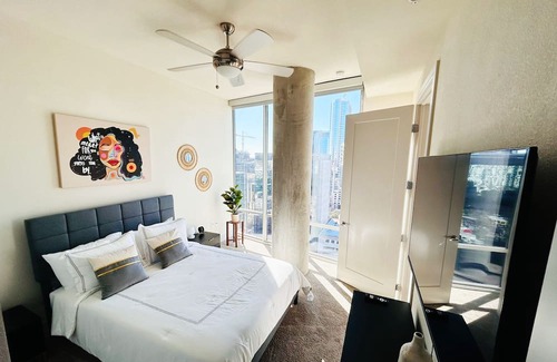 Civic District Apartamento | Heart of Austin 2BR: Pool, Gym, & Amazing Views!