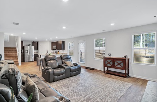 Hampton Casa | Sleeps 10 ~ King Bed ~ Firepit ~ Smart TV