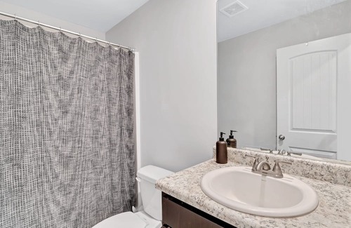 Hampton Casa | Sleeps 10 ~ King Bed ~ Firepit ~ Smart TV