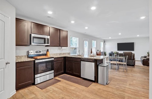 Hampton Casa | Sleeps 10 ~ King Bed ~ Firepit ~ Smart TV