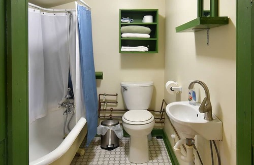 Millfield Apartamento | Quiet, Gracious, Country Studio on 7acres of old growth forest